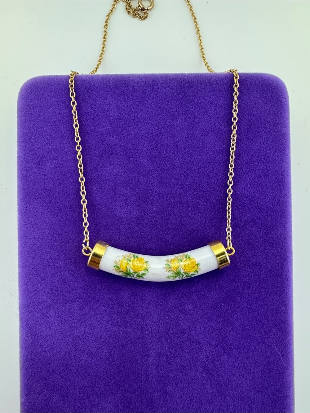 💛 Vintage Gold-Tone Yellow Flower Porcelain Necklace